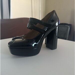 Black pumps